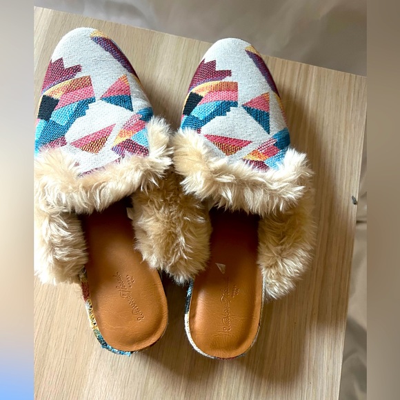 Universal thread Aztec print, faux fur mules 8.5 - Picture 2 of 3